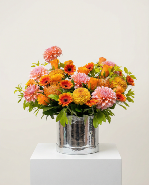 秋日盛典 - 橙色大麗花與帝王花盆花