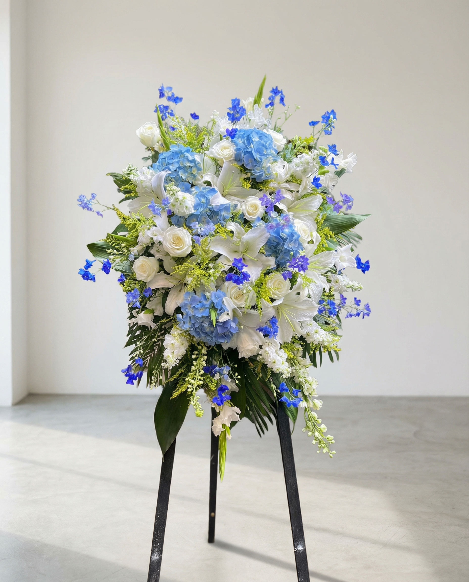 雲天高誼 ‧ 藍繡球白百合追思花籃